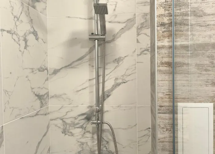 Snow White - Luxury With Free Bottle Of Wine