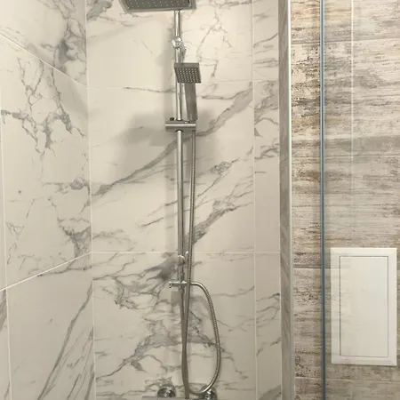 Snow White - Luxury With Free Bottle Of Wine